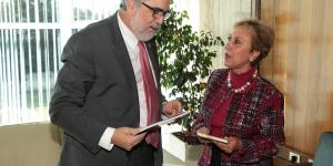 Rector Juan Manuel Zolezzi con Rita Claverie de Sciolli, embajadora de Guatemala en Chile